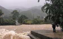 Cư dân mạng quan tâm: Miền Trung mưa trắng trời gây ngập nặng