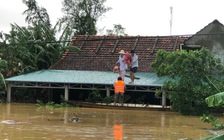 Nghe người miền Trung kêu cứu, cư dân mạng 'rời bàn phím' lao vào lũ dữ cứu người