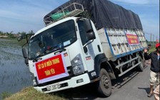 Xe tải 'Cứu trợ miền Trung' bị sụp lún, được người dân cứu hộ