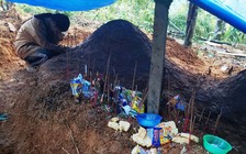 Chuyện phía sau bức ảnh cô học trò gục trước nấm mồ cha mẹ chôn vội