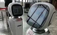 Hai robot cãi nhau trong thư viện ở Trung Quốc