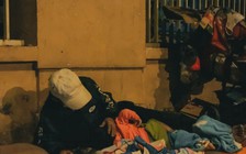 Những người 'không nhà' co ro lề đường trong đêm Sài Gòn trở lạnh 19 độ