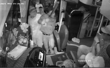 Tài xế gọi nhóm người cầm mã tấu leo lên xe khác đánh người như giang hồ