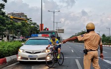 Khiêng xe đạp qua dải phân cách, chạy ngược chiều 'né' CSGT