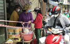 'Siết' chợ truyền thống, giá rau xanh tăng vọt