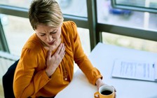 Nếu đau ngực như thế này, cần gọi cấp cứu ngay