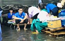 Dầm mưa xuyên đêm để chống dịch Covid-19