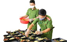 Chung tay nấu cơm đùm bọc người trở về