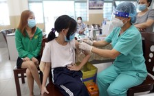 Trẻ đến ngày tiêm vắc xin Covid-19 nhưng 'quá' 12 tuổi thì có được tiêm?