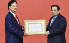Nguyên Thủ tướng Nguyễn Tấn Dũng được tặng Huy hiệu 55 năm tuổi Đảng