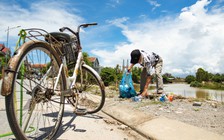 Ông Hoàng đạp xe nhặt ve chai... làm từ thiện