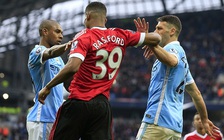 Các cầu thủ Man City hùa nhau bắt nạt Rashford