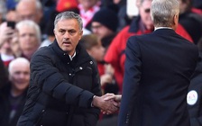 Mourinho và Wenger: Bắt tay nhưng không thèm nhìn mặt nhau