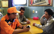 Cứu 9 ngư dân chìm tàu