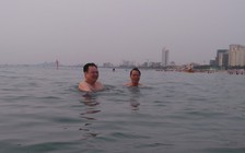 Lãnh đạo Sở TN-MT Đà Nẵng tắm biển làm dân mạng thích thú