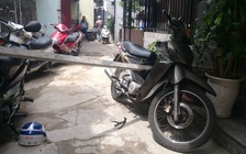 Thoát chết khi thanh sắt phóng thẳng xuống từ cao ốc đang thi công