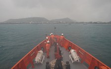 Tàu cá Quảng Bình bị phá nước sắp chìm, kêu cứu khẩn cấp