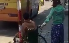 Clip không cho người khuyết tật lên xe buýt: Đình chỉ lái xe, phụ xe