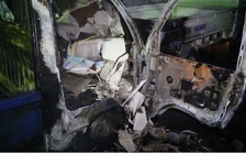 Cháy kho chứa gạch men, 2 ô tô hư hỏng nặng