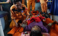 Xuyên đêm cứu ngư dân ở Hoàng Sa