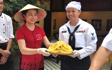 Lính Hải quân Mỹ thích thú học làm bánh xèo, nấu mì Quảng, rán nem