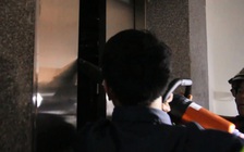 Kẹt thang máy, nữ nhân viên văn phòng hoảng loạn