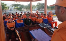 Cứu ngư dân trôi dạt 2 ngày, cạn lương thực