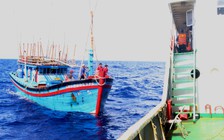 Hải quân Vùng 3 cứu 5 ngư dân Quảng Ngãi bị nạn