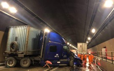 Hai xe đầu kéo đối đầu trong hầm Hải Vân, QL1A tê liệt