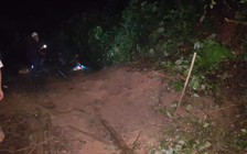 Mưa lớn, đèo Hải Vân sạt lở nhiều điểm, gây chậm tàu