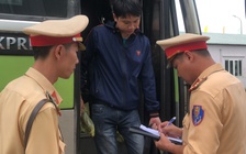 Tạm giữ xe biển số Lào chở quá khách, hết hạn kiểm định