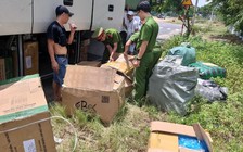 Bắt hàng ngàn bộ quần áo, khăn tắm, mũ, loa nghe nhạc mini... nhập lậu