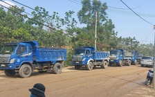 Đà Nẵng: Đoàn xe tải chở rác 'nằm vạ' trước cổng bãi rác Khánh Sơn