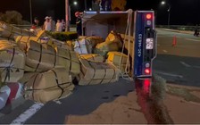 Đà Nẵng: Cứu tài xế bị mắc kẹt sau vụ lật xe ở cầu Rồng