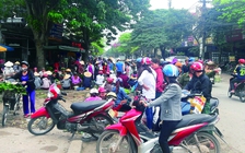 Ngang nhiên họp chợ trên cầu