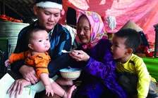 Gia cảnh khốn khổ của người đàn ông 'gà trống' nuôi con mắc bệnh hiểm nghèo