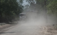 Dân khổ sở 'sống chung' với bụi và tiếng ồn