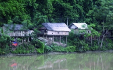 Hàng chục nhà dân mong manh bên miệng thủy thần