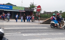 Cụ bà gần 20 năm dắt học sinh qua đường