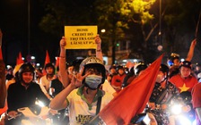 Việt Nam vô địch AFF Cup: Triệu người sau một đêm trắng ăn mừng trên đường phố