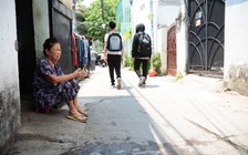 Người Sài Gòn thở dốc vì nóng khủng khiếp: Bỏ nhà ra đường ngồi, bệnh nhân 'trốn' phòng bệnh