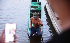 Vu lan, người Sài Gòn ngao ngán nhìn cá vừa phóng sinh bị chích điện, bắt lại