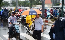Người Sài Gòn chịu lạnh đội mưa đi làm sáng sớm đầu tuần do ảnh hưởng bão