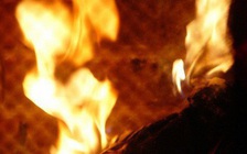 Nằm cạnh bếp lửa sưởi ấm, 1 phụ nữ tử vong