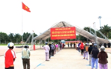 Tạm dừng phát gạo vì người dân chen lấn, không đảm bảo phòng chống dịch Covid-19