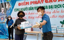 Trao quà cho người nghèo xã biên giới