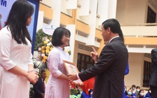 Khen thưởng 3 thủ khoa trong ngày khai giảng