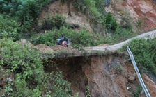 Đường xuống cấp, sạt lở đe dọa tính mạng người dân