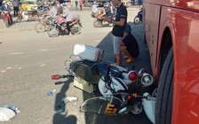 Kon Tum: Mô tô cảnh sát va chạm xe khách giường nằm