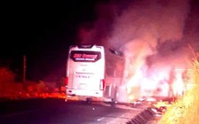 Xe khách giường nằm bốc cháy trong đêm, nhiều người thoát chết